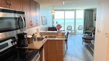 Geladeira, micro-ondas, fogão, cooktop