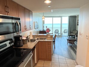 Geladeira, micro-ondas, fogão, cooktop