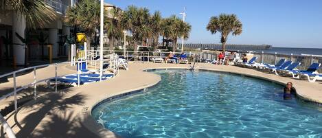 Alberca techada y alberca al aire libre