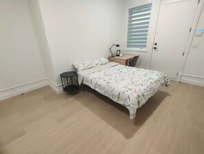 Elite Double Room, 1 Queen Bed | Soundproofing, free WiFi - Beijing Vancouver Homestay (Richmond)