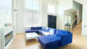 Elite Double Room, 1 Queen Bed | Living area | 32-inch TV with cable channels, heated floors