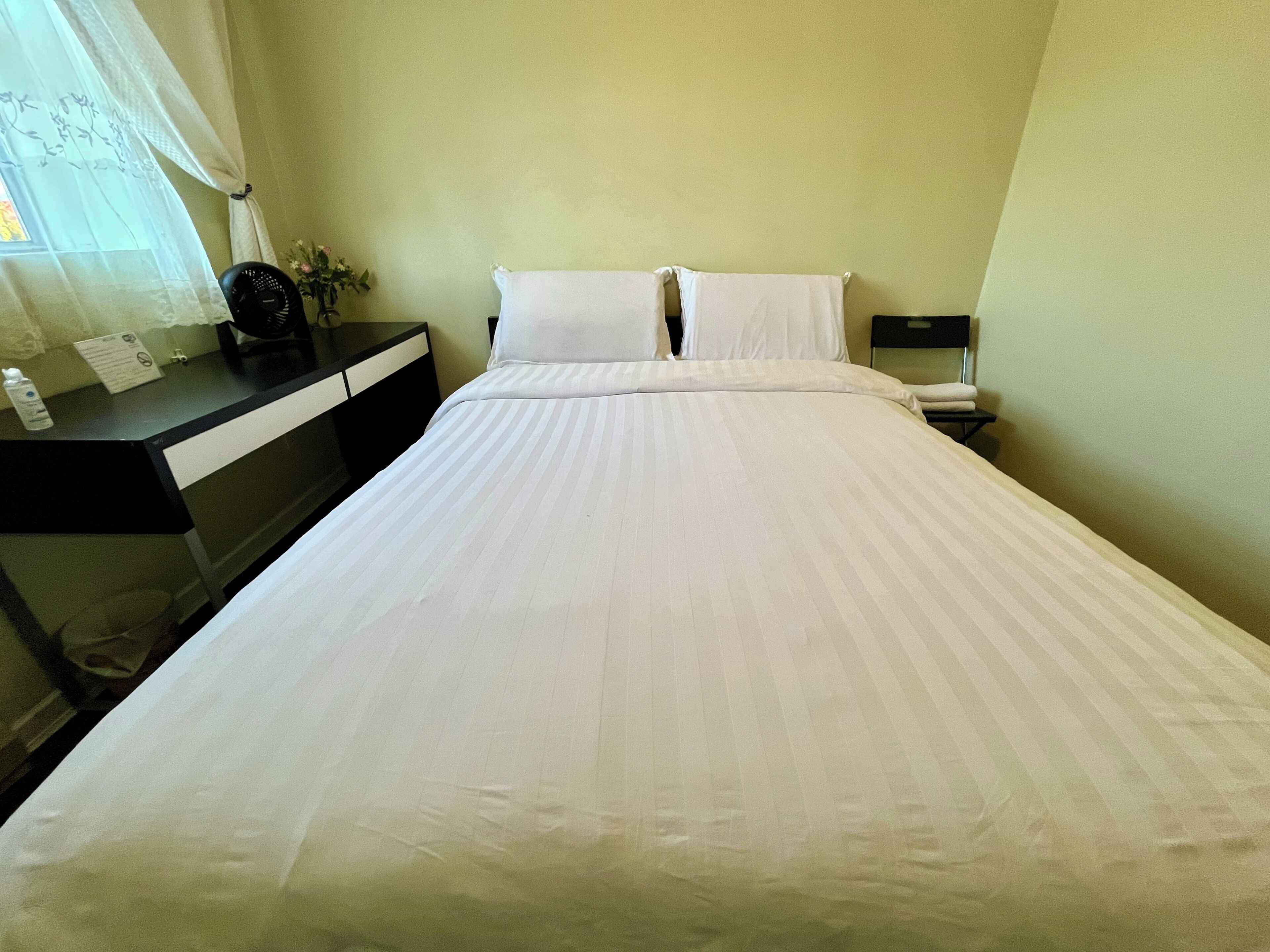 ห้องอีโคโนมีดับเบิล, เตียงใหญ่ 1 เตียง (Double Room with Shared Toilet) | ห้องเก็บเสียง, Wi-Fi ฟรี