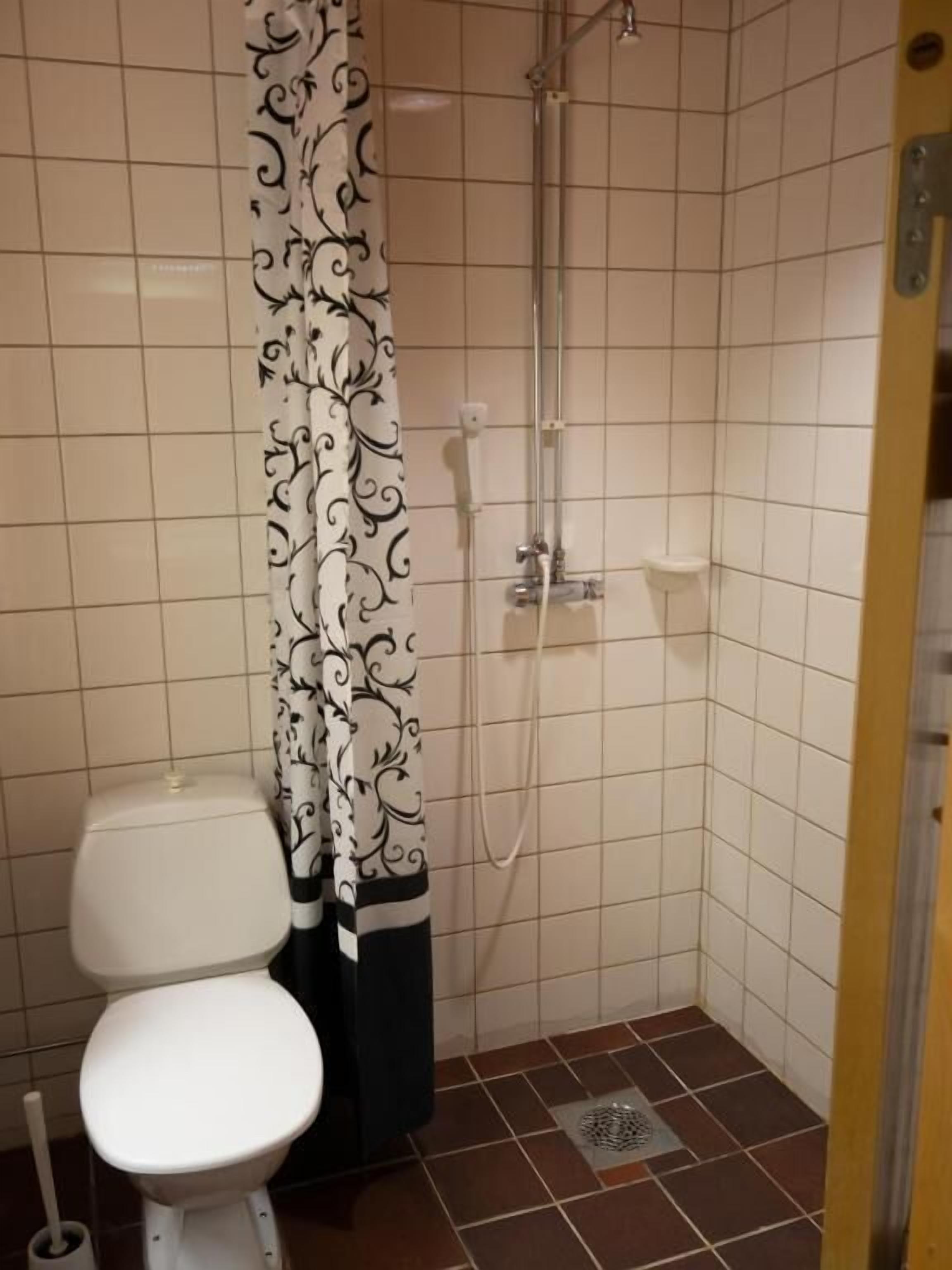 Ducha, secador de pelo, toallas, jabón