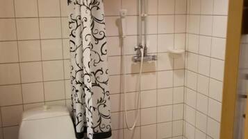Ducha, secador de pelo, toallas, jabón