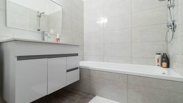 Comfort Apartment, 1 Bedroom | Bathroom | Combined shower/bathtub, deep-soaking bathtub, free toiletries