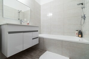 Bañera con ducha, bañera profunda, artículos de tocador gratuitos