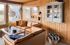 TV, fireplace - Amazing home in Blåvand with WiFi (Blåvand)
