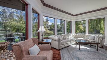 Smart TV, chimenea, libros, estéreo