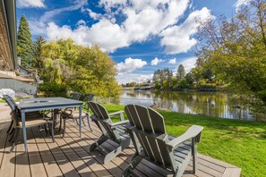 Outdoor dining - Downtown Bend Waterfront Escape (Bend)