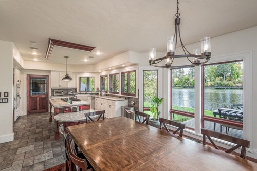 Mirror Pond Waterfront Home - askeleen päässä keskustasta Bend