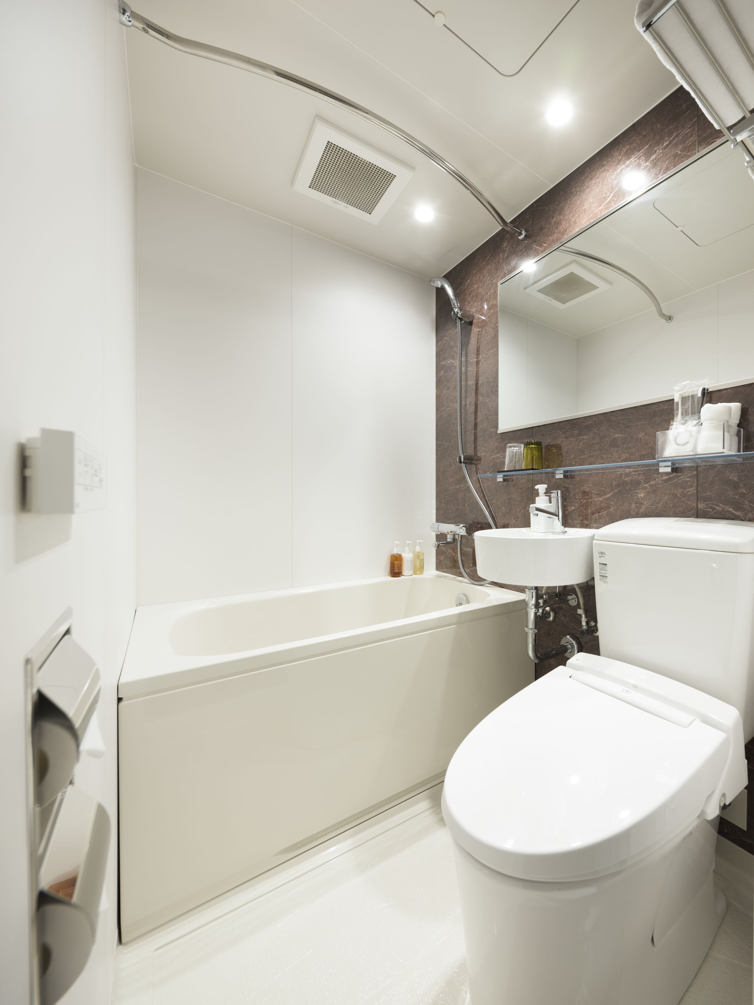 combined shower/bathtub, free toiletries, hair dryer, slippers