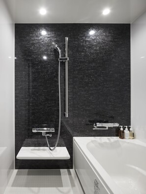 Kombinasi shower/bathtub dan perlengkapan mandi gratis