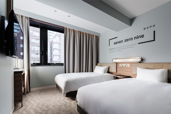 Standaard Twin kamer | Een kluis op de kamer, een bureau, verduisterende gordijnen