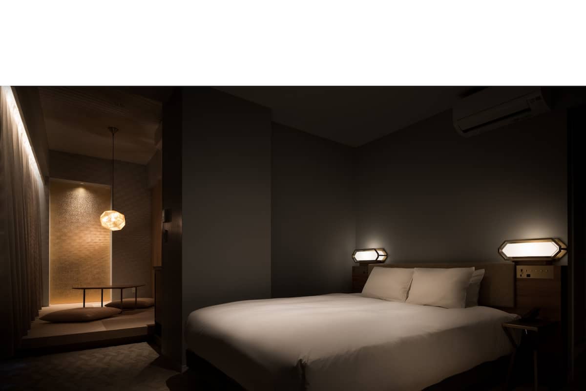 Chambre Deluxe, 1 très grand lit | Coffres-forts dans les chambres, bureau, rideaux occultants