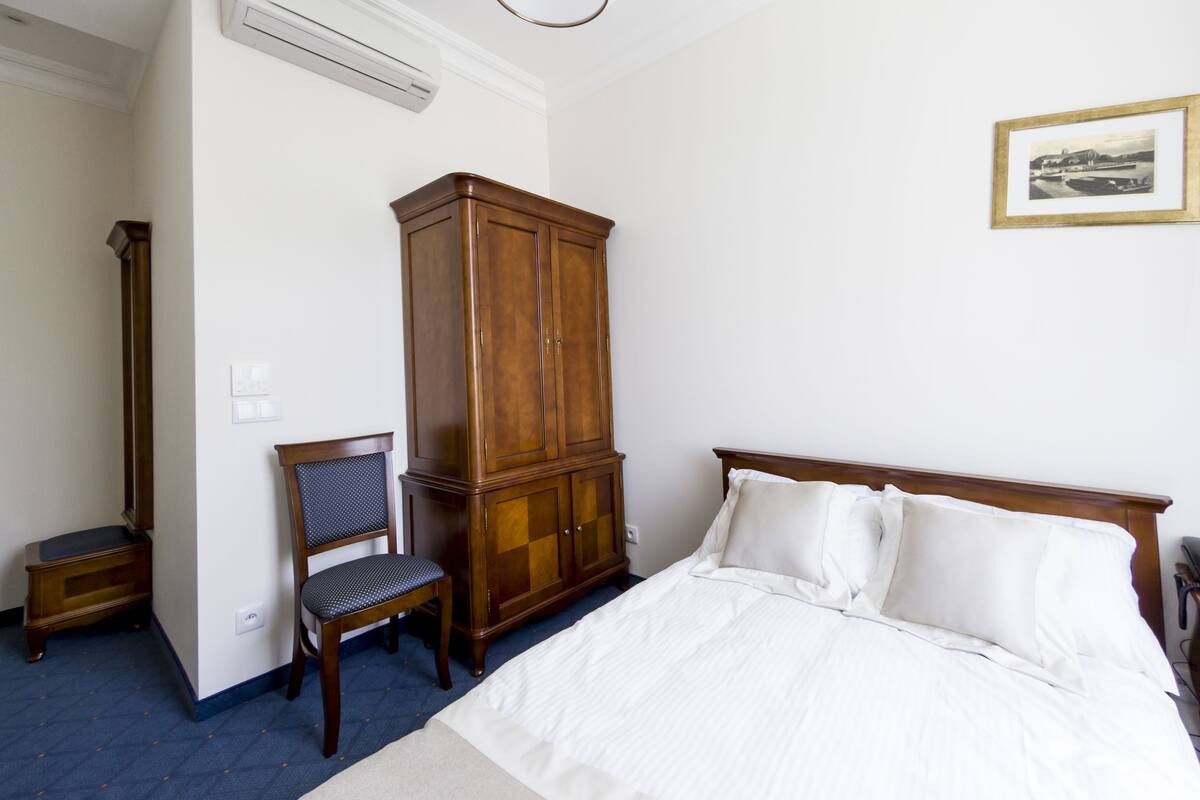 Chambre simple, vue sur le fleuve | Coffre-fort, bureau, rideaux d’obscurcissement