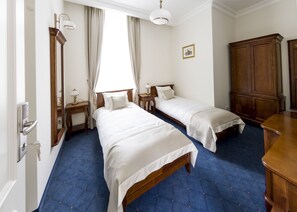 Habitación con 2 camas individuales | Caja de seguridad en la habitación, escritorio y cortinas blackout 