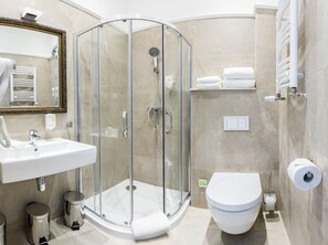 Habitación individual, vista al río | Baño | Regadera, amenidades de baño gratuitas, secadora de cabello, toallas