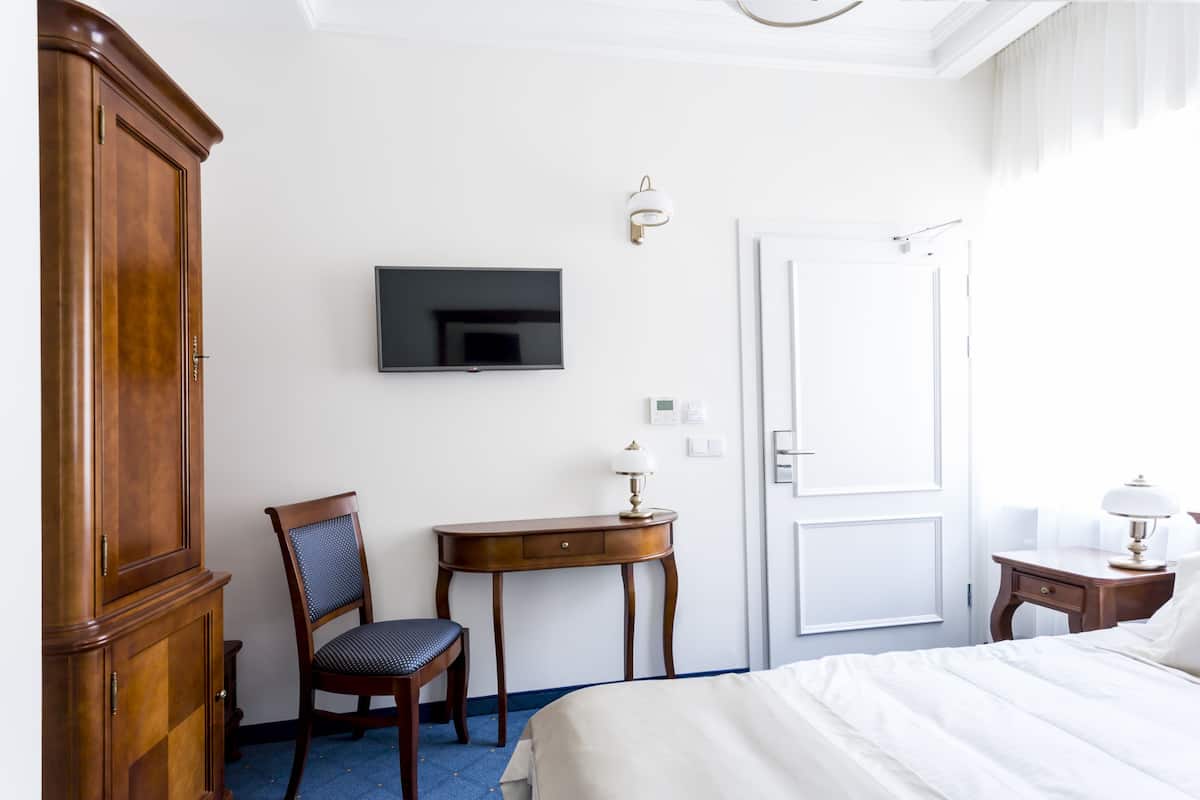 Single Room | In-room safe, desk, blackout drapes, iron/ironing board