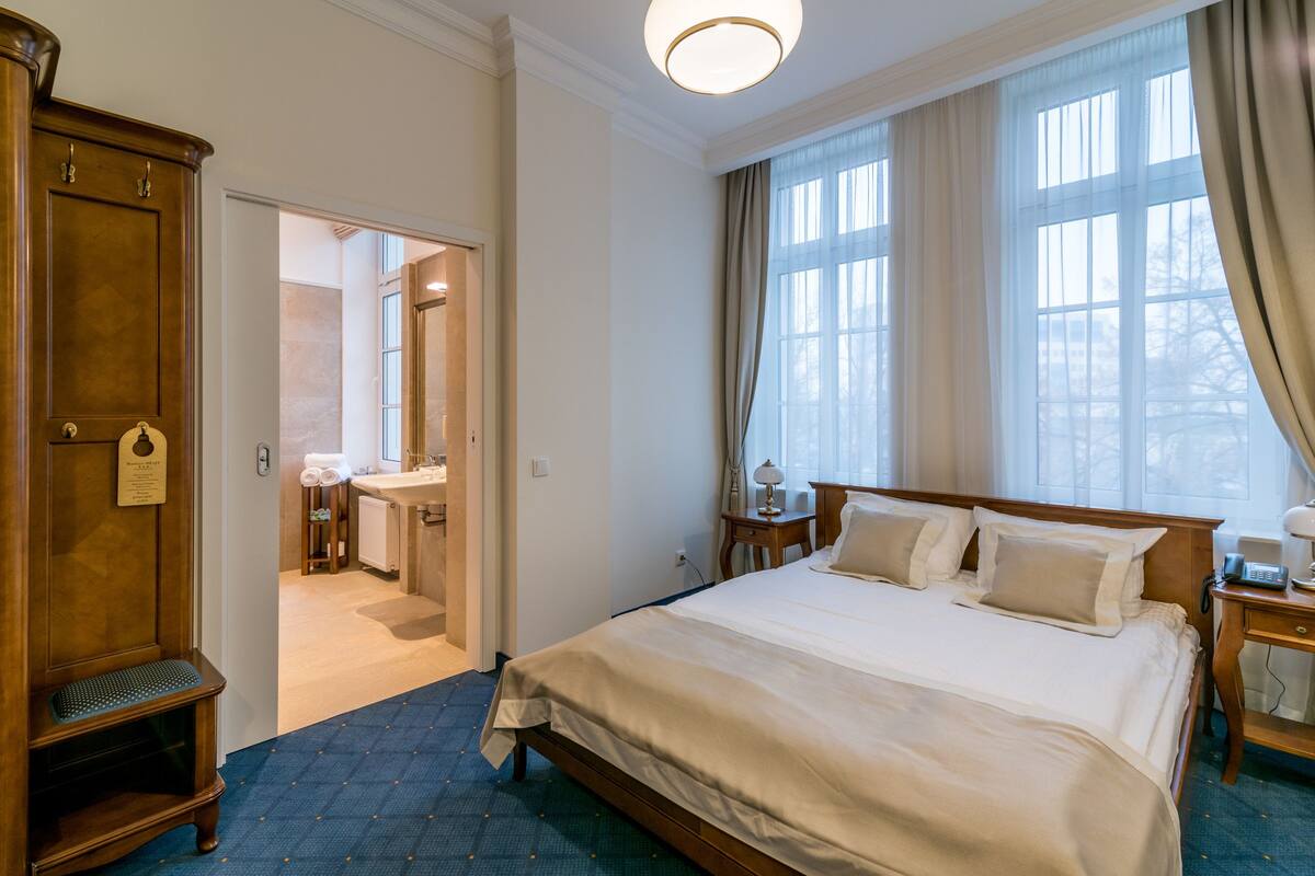 Chambre double | Coffre-fort, bureau, rideaux d’obscurcissement