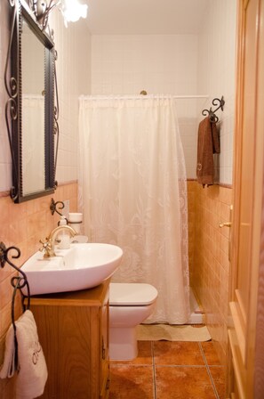 Doppel- oder Zweibettzimmer, Bergblick | Badezimmer | Dusche, Handtücher