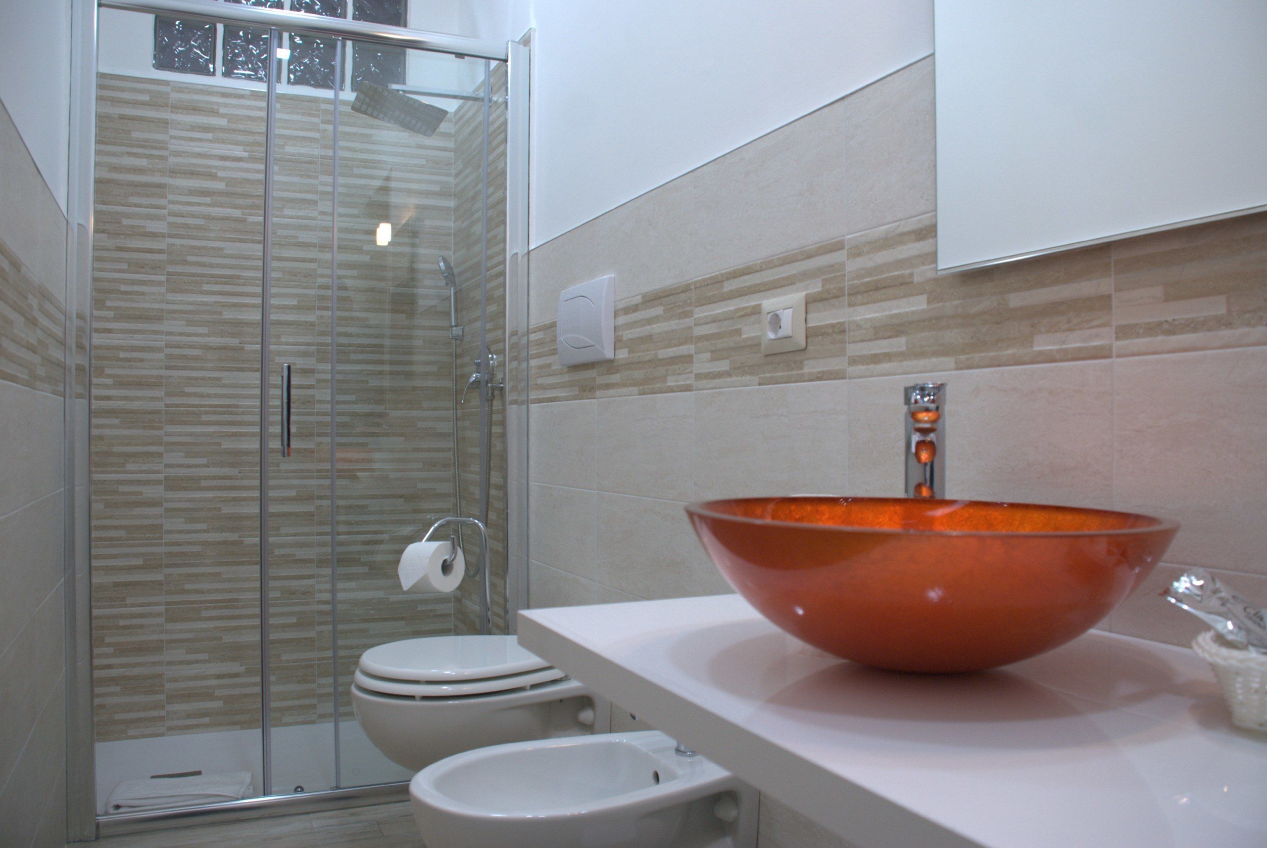 Douche, articles de toilette gratuits, sèche-cheveux, peignoirs