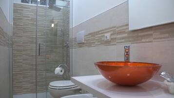 Douche, articles de toilette gratuits, sĂšche-cheveux, peignoirs