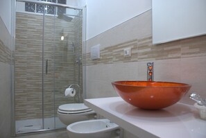 Dusche, kostenlose Toilettenartikel, Haartrockner, Bademäntel