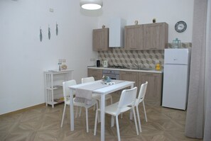 Departamento, 3 habitaciones | Cocina privada | Parrilla de estufa, cafetera y tetera y tetera eléctrica