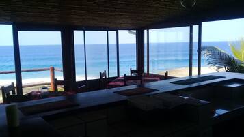 Serviço de café da manhã, almoço, jantar; vistas para a piscina