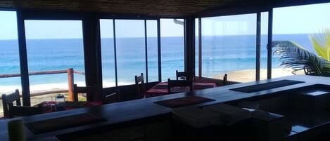 Frokost, lunsj og middag serveres, utsikt mot bassenget