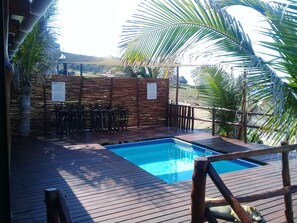 Alberca al aire libre y camastros 