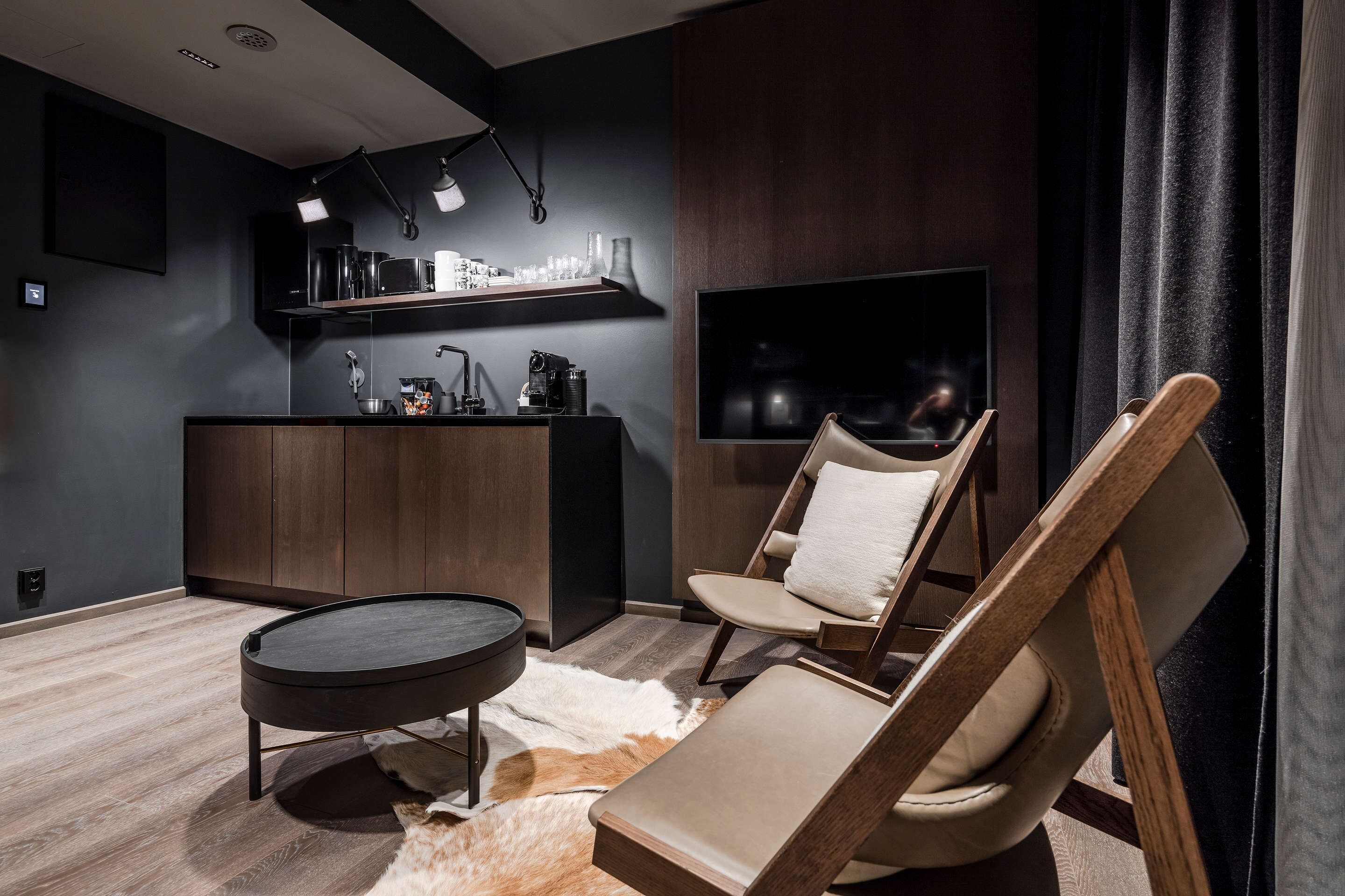 laavu [the lean-to] | living area | flat-screen tv