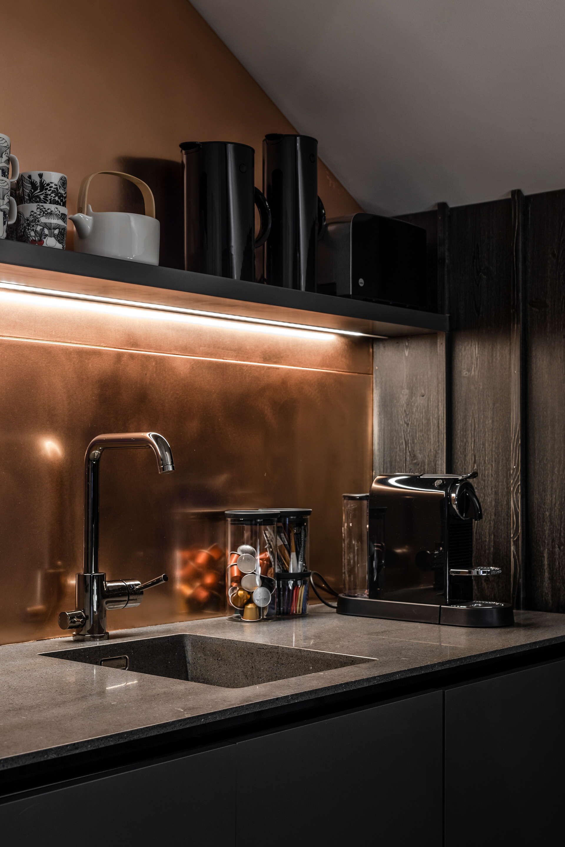 kelo [the dead tree] | private kitchen | fridge, microwave, stovetop, dishwasher