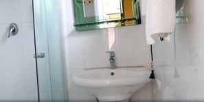 Shower, rainfall showerhead, free toiletries, hair dryer