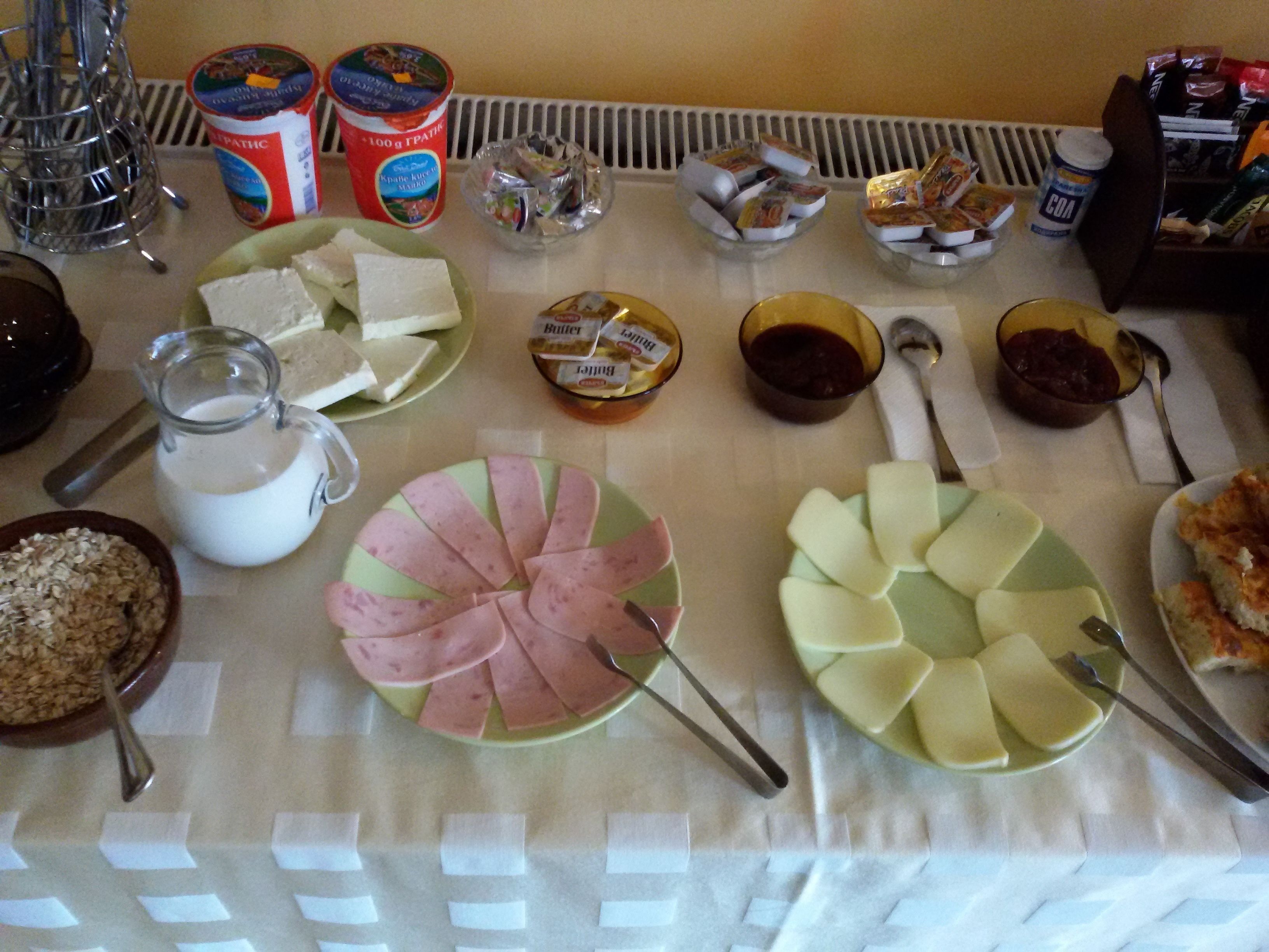Un buffet de petit-déjeuner proposant une variété d'aliments et d'accompagnements.