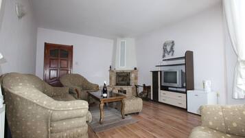 Romantic Apartment, Mountain View | Living room | 32-inch TV with cable channels