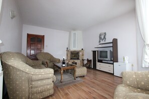 Romantic Apartment, Mountain View | Living room | 32-inch TV with cable channels - Ilinden (Bansko)