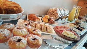 Free daily buffet breakfast  - Agriturismo Florandonole (Fai della Paganella)