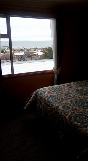 ستائر تعتيم ومكواة/لوح كي وواي فاي مجانًا وملاءات أسرّة