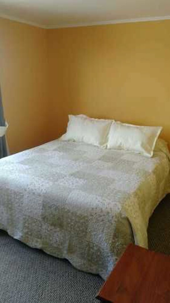 ستائر تعتيم ومكواة/لوح كي وواي فاي مجانًا وملاءات أسرّة