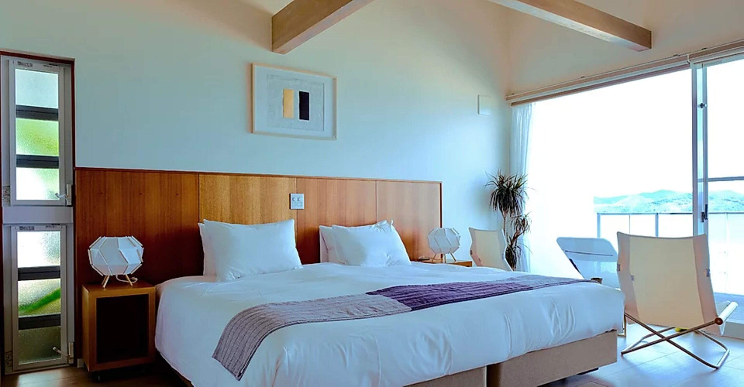 Ropa de cama de alta calidad y minibar 