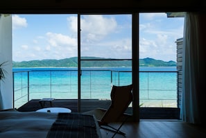 Rum (Ocean Villas) | Minibar, värdeförvaringsskåp på rummet och skrivbord