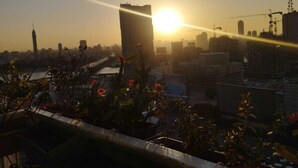 Une vue urbaine avec un bâtiment imposant et un pont au premier plan.