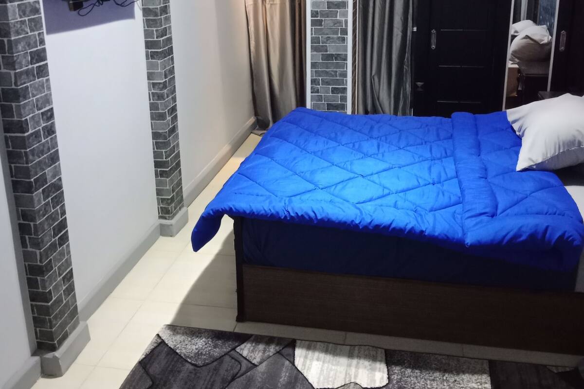1 bedroom, Egyptian cotton sheets, premium bedding, blackout drapes