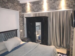 1 bedroom, Egyptian cotton sheets, premium bedding, blackout drapes - Castle Hostel (Cairo)