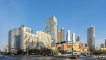 Un horizonte urbano con edificios modernos altos, un gran hotel y cielo despejado.