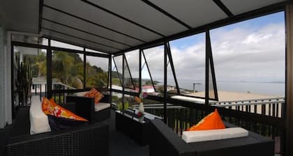 Superbe maison de plage Ă Coopers Beach surplombant Doubtless Bay