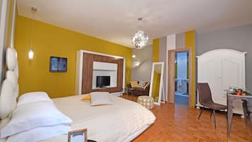 Deluxe-sviitti | Ylelliset vuodevaatteet, untuvapeitot, minibaari, lisävuoteet