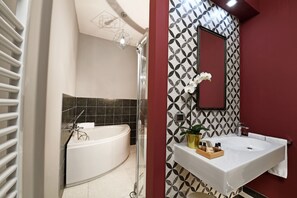 Classic Double Room | Bathroom | Deep soaking tub, free toiletries, hair dryer, bidet - Villa Garassino (Treiso)