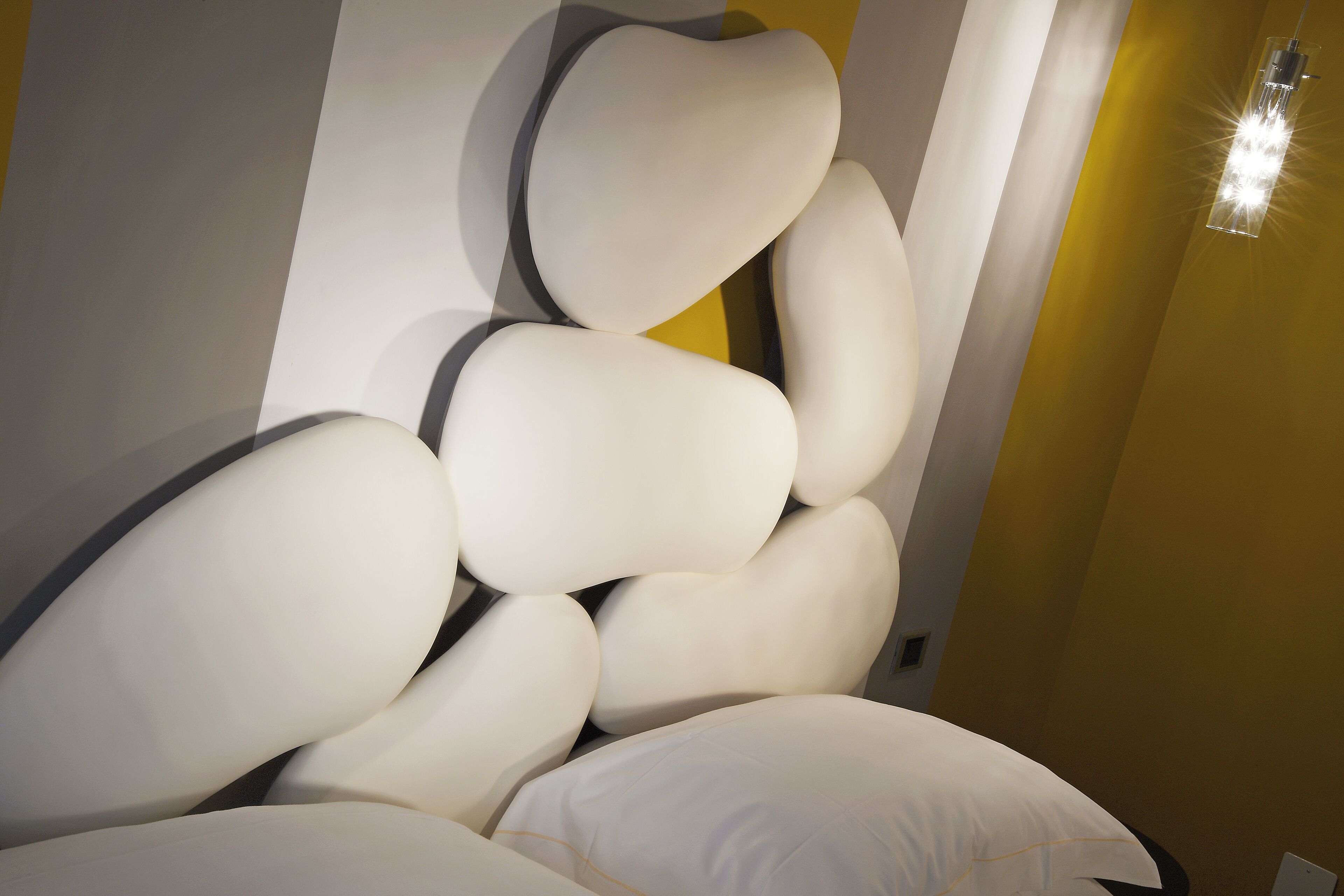 Un intérieur moderne doté d’un aménagement de sièges original fixé au mur.